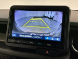 リバースギアに入れるだけで後方の表示へ切り替わります。夜間や雨の日の駐車も楽になりますよ。