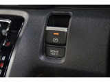 電子制御パーキングブレーキ。ブレーキホールドをONにすれば、ブレーキペダルから足を離しても、停車状態が続きます。アクセルを踏めばブレーキが自動で解除され、発進が可能。信号待ちの間などに便利な機能です