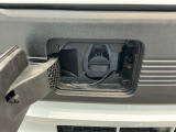 急速充電は車内のボタンを操作して開け、あとは充電コネクターを差すだけで充電開始します。簡単な充電操作と、フタの開け方を変えることで差し間違いを防げる安心感。