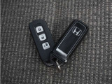 ◆スマートキー◆カギをバッグやポケットに入れたままでもドアロックの開閉ができる『スマートキー』付き!雨天や暗くなってもカギを取り出す必要がなくドアの開錠&エンジンも始動できます