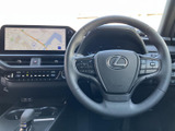 ステアリングには複数のスイッチが配置され、手元で車載機能を扱いやすい仕様です。走行中も前方から大きく視線を外さずに操作しやすく、日々の運転を支える便利な装備が備わっています。