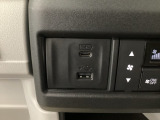 スマートフォンなどの充電に便利なUSBポート。