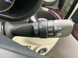 使いやすいウインカーレバーで、安全な車線変更をサポート。視認性の高いデザインで、周囲の安全確認を容易にします。