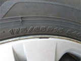タイヤサイズは、175/65R15です。