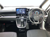 運転席周りのレイアウトをご覧ください。ナビゲーションが綺麗に装着されすっきり収まってますね!