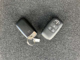 【スマートエントリーシステム】キーをポケットやバッグから取り出さなくてもドアの開閉やエンジンスタートができるすぐれものです。車の乗り降りも「スマート」に決めましょう♪