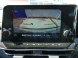 ギアを『R』に入れた後、カメラボタンを2回押すと、ナビ画面に後方の映像を映してくれるので、駐車がし易くなります。