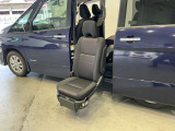 セレナ 2.0 ハイウェイスター セカンドスライドアップシート 4WD 