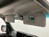 【サンバイザー】車内で身だしなみを整えるためのバニティミラーがセット。お化粧直しや髪型のチェックに活用できます。