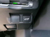 オートバックドア付車です。ボタンで簡単にドアの開閉ができて便利です。