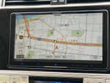 道路や周辺施設を地図上で確認でき、現在地周辺の把握に役立つ画面です。縮尺表示や時刻も表示され、目的地までの道順を調べる際にも、画面から情報を確認できます。