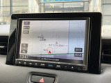 見やすい地図表示で、目的地へのナビゲーションをサポートします。初めての場所でも安心して運転できますね。