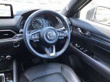 ドライバーが心に余裕をもって運転に集中できること、助手席や後席からもすっきりと前を見通せる空間の起点となり、全員が安心してドライブを楽しめることをモットーにシンプルなレイアウトとなっています。