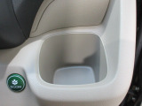 運転席右側の手の届きやすい位置にもドリンクホルダーがあります。