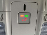 エアバッグ作動時や後突時、もしくは車内のSOSボタンを押した際に緊急通報オペレーターに連携し、救急・警察を手配します。更にオペレーターにも連携、お客様のご要望に応じてロードサービスの手配を行います。