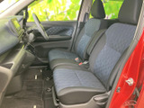 運転席周りは、操作しやすい配置でまとめられています。直感的に操作できるため、運転初心者の方でも安心です。快適なドライブをサポート。