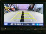バックモニターで、後方を確認しながら安心して駐車することができます。※カメラが映し出す範囲は限られています。必ず車両周辺の安全を直接確認してください。