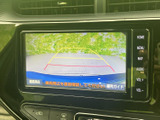 後方の様子を画面で確認でき、駐車時の車両周辺の把握をサポートします。目安となるガイド線も表示されるため、後退時に周囲を確かめながら落ち着いて操作しやすい装備です。