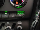 MINIの内装はとにかく『円』に拘ったデザインコンセプトが一目で伝わってきます。これほど円形に拘った車は他に御座いません。伝統のデザイン、トグルスイッチなど遊び心のある内装で御座います。