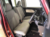 運転席の座面高さを調整できるシートリフターが付いています。フロントシートはベンチシートを採用で、座面も広く使い勝手もいいですよ♪