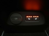 【リア・シートヒーター】寒い日に重宝するシートヒーターが後席にも装備。後席シートでもリビングルームのような快適さを実現しています。こんなところにもボルボのクルマ作りにおけるこだわりが感じられます。