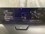 車線逸脱警報システムは、走行中にカメラで車線を検知して、自車が車線から逸脱する可能性があると判断した場合に、警報によりドライバーに通知します。