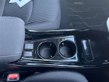運転席と助手席間にドリンクホルダーあります