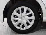 ホイールは車のデザインにマッチした専用タイプです。