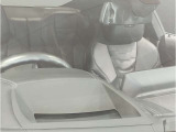 【ヘッドアップディスプレイ】現在の車速表示や目的地へのルート案内やメディア関連のリストを表示する事が可能です。視線移動を減らす事によりドライブに集中して頂けます。
