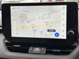 地図が画面いっぱいに表示され、現在地や周辺の道路、施設名をひと目で把握しやすい表示です。目的地検索や音楽などのメニューにも切り替えられ、移動時の確認に役立ちます。