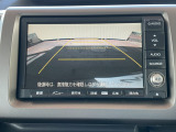 【リアカメラ】リバースに入れるだけで後方の映像が映ります。安全確認や、狭い駐車場での車庫入れ、雨の日や夜間など視界の悪い時に便利です。安全にバックする為には欠かせない装備です。