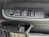 パワーウィンドウのスイッチですよ。運転席に居ながら窓を開け閉めのコントロールできます。