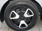 純正15インチフルホイールキャップでスタイルバッチリ!185/65R15タイヤです