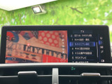 停車時には画面でテレビ映像を視聴でき、待ち時間を過ごす際にも活用できます。画面内には選局一覧も表示され、見たい放送を確認しながら選べる便利な装備です。