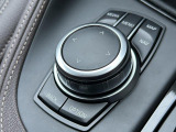 i-Driveコントローラーは運転中でも安全に操作が出来るように設計されております。