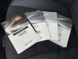 メンテナンスノート、取扱説明書です。 その車の整備記録が事細やかに記録されています。 車が生まれてから今までどのような道を歩んできたのか判るとても重要な物ですよ。