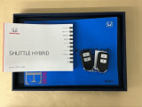 メンテナンスノート【点検整備記録簿・保証書】、取説も揃ってます。スマートキーはバッグなどにしまったままボタン操作でエンジン始動・停止やハイブリッドシステムの起動や停止ができて大変便利です