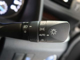オートマチックハイビームとは、先行車や対向車のライトを認識し、ハイビームとロービームを自動で切り替える機能です。夜道の視界を確保します。詳細は販売店スタッフまでおたずねください。