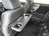 ◆シートバックテーブル◆フロントシートの背面に後席用のテーブルがついています。小物が置けて!カップホルダーもあります、ドライブ中や休憩時にも便利なテーブルです。