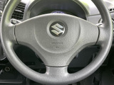 握りやすい形状で、運転席からメーター類を確認しながら進行方向を調整できます。中央にホーン部を備え、手元にまとまったシンプルな配置で日常の運転を支えます。