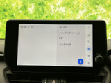 センターディスプレイには項目が見やすく整理され、画面上の案内に沿って必要な情報を確認できます。音楽や車両関連のメニューにもアクセスしやすく、日々の移動をサポートする便利な装備です。