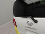 リバース連動リヤワイパー。フロントワイパー作動中にシフトを【R】にすると、リヤワイパーのスイッチがオフの時でも3回程自動的に連動。後方確認をサポートしてくれ、バックする時気持ちにゆとりが生まれます。