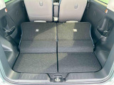 後部座席を倒せば広々とした荷室に。用途に合わせて使える便利なシートアレンジです。