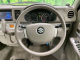 インテリアに合わせたデザインのステアリングは、運転される方のことも考え、運転しやすい形状、大きさです。是非一度、実際に触ってお確かめください。