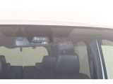 安全装置のカメラです。ドライバーを助けてくれる、安心・安全なお車ですよ!ドラレコも付いてます!