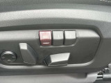 電動シートを装備し、シートポジションを細かく調整可能。スイッチ操作で最適なドライビングポジションを設定でき、快適性と上質な乗り心地をサポートします。