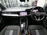 先進テクノロジーと機能性、デザインが見事に調和するAudi A3のインテリア。運転席と助手席を取り囲むラップアラウンドデザインによって開放的なゆとりを感じさせてくれます。