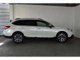 スバルの4WD(AWD)は直進安定性に優れ、日常走行から高速走行まで、さまざまなシーンで安心感に満ちた走りが愉しめます。それは悪路や泥道など左右のタイヤの路面状況が異なるシーンでも変わりません。