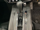 CVT車のセレクトレバーです。低速から高速まで、変速ショックのないスムーズな走りと、エンジン効率のよい領域を維持して燃費にも貢献します。