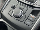 マツダコネクトを操作するためのコマンダーコントローラーは、回転/チルト/プッシュ操作が可能なロータリースイッチとボタンを組み合わせたユニットです。ディスプレイに表示されるすべての項目を操作できます。